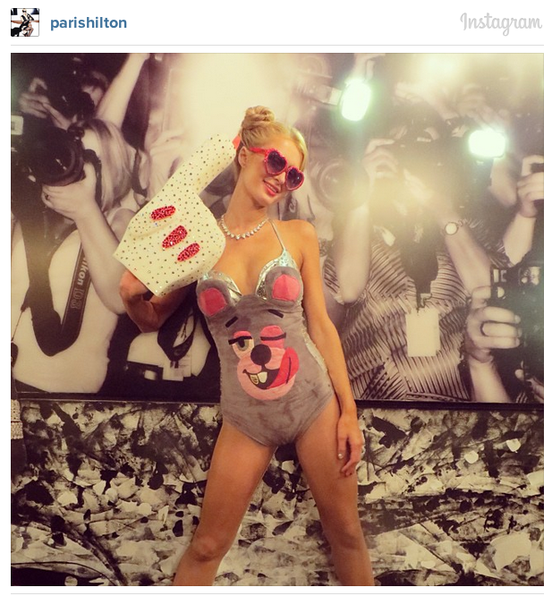Paris Hilton gör en Miley. Paris Hilton gör en Miley.